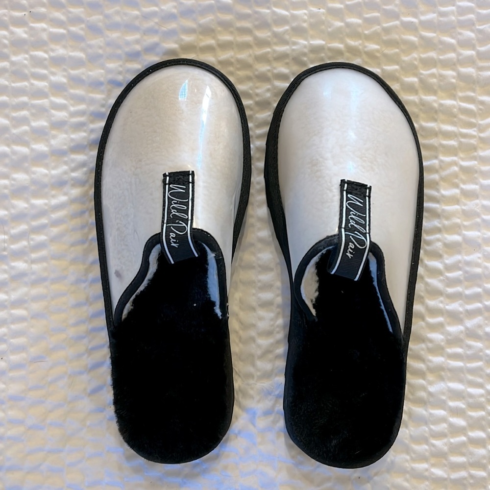 NWT Wild Pair slides- blk fleece lined, covered cream fleece on shoe top 6.5